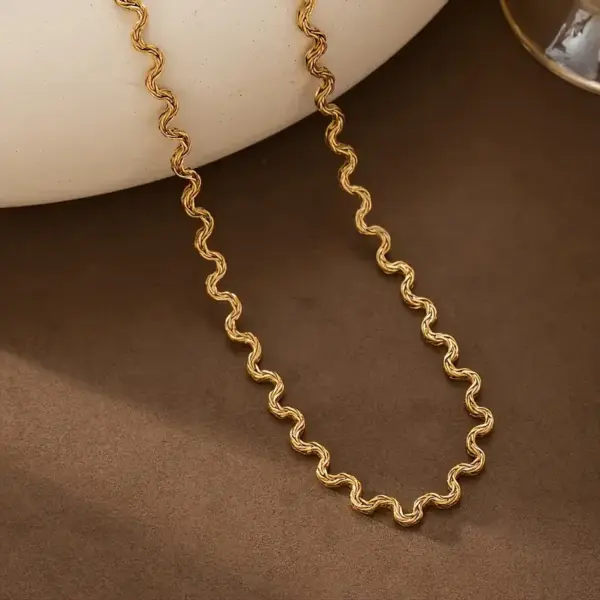 Wholesale Fashion Curved Design Minimalist Style Basic Chain Suitable For Women To Wear With Other Accessories Or As A Gift Vacuum Electroplated (Furnace) Necklace