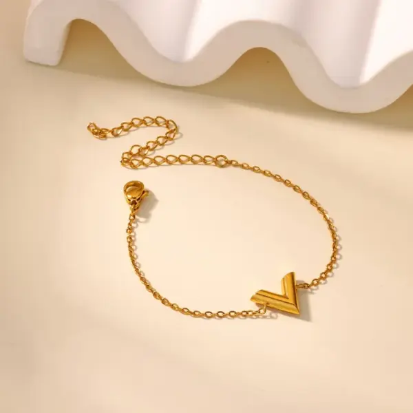 Wholesale 3pcs/set Victory V-shaped Jewelry Set 18K Gold Plated Waterproof Stainless Steel Necklace Earrings Bracelet Three-piece Set Simple Elegant Brand Style Jewelry Accessories Wholesale Christmas Birthday Gift Choice