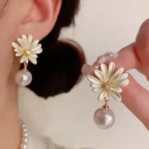 Wholesale French Luxurious Fashion Light Fresh Style Daisy Pearl Drop Earrings Women Elegant Gentle Versatile Design Bohemian Floral Print