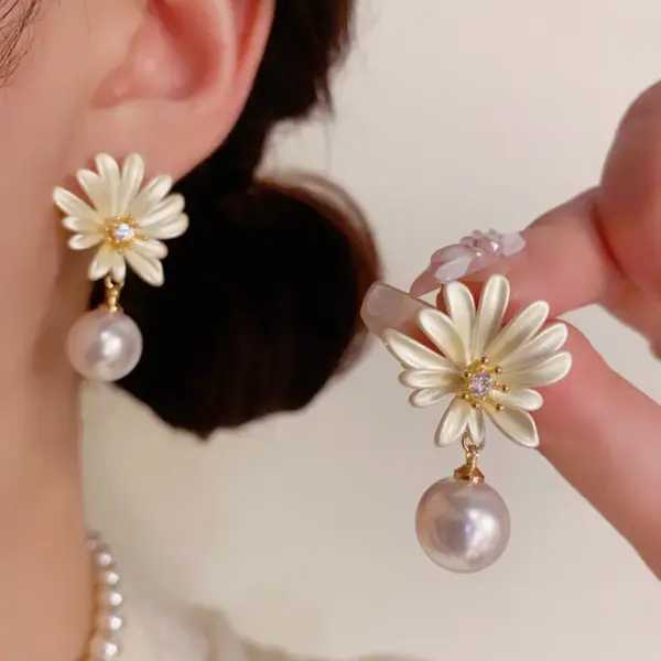 Wholesale French Luxurious Fashion Light Fresh Style Daisy Pearl Drop Earrings Women Elegant Gentle Versatile Design Bohemian Floral Print