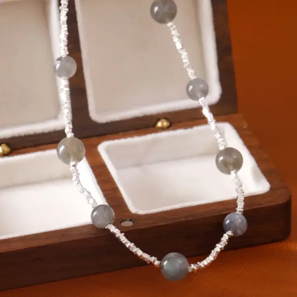 Wholesale Fashionable Luxury Grey Moonstone Necklace For Women Unique Design Silver Fragments Elegant High-End Clavicle Chain Accessory