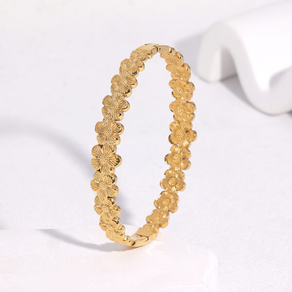 Wholesale Stainless steel buckle bracelet, gold-plated waterproof flower titanium steel bracelet