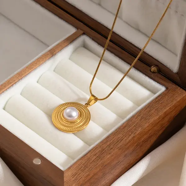 Wholesale Geometric Electroplated Necklace For Women In 201 Stainless Steel With Golden Plated Finish And Pearl Inlay On Snake Chain