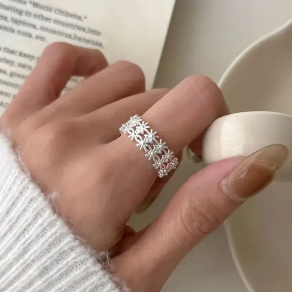 Wholesale Electroplated Flowers Ring For Women In Silver Plated Brass Featuring Elegant Floral Design