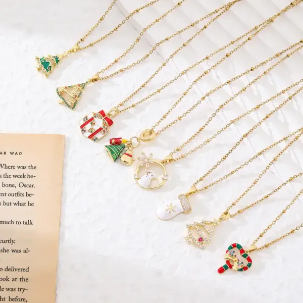 Wholesale Fashionable Luxury Copper Plated 18K Gold Christmas Pendant Necklace Women's Geometric Pattern Simple Style Christmas Gift