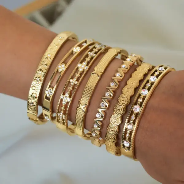 Wholesale Vacuum Electroplating (In Furnace) Plated 18K Real Gold 304 Stainless Steel Zircon V-shaped Cross Flower Electroplating Inlaid Bracelet For Women