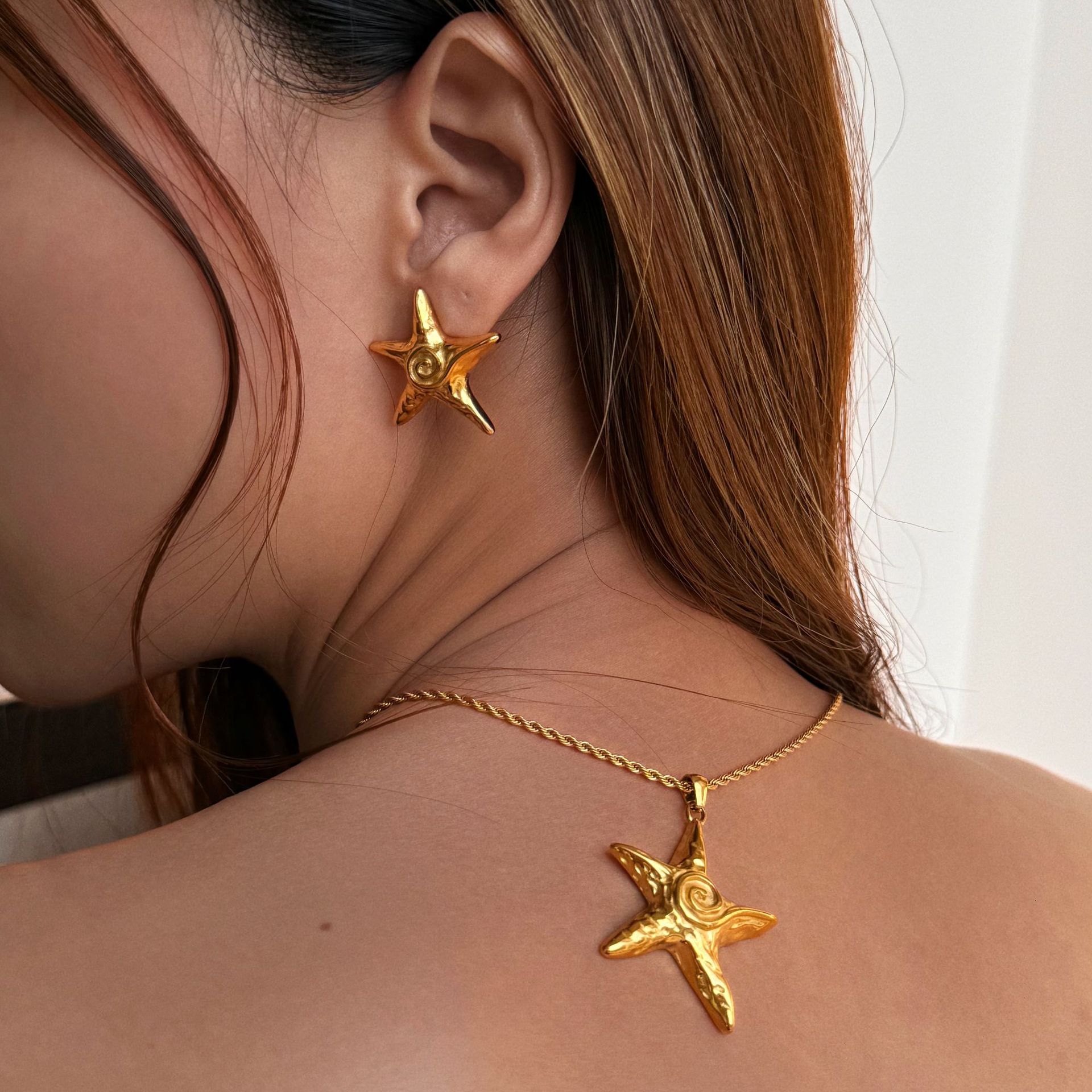 Wholesale Spring and summer hot in stock wholesale Europe and the United States INS cross-border 18k gold plated titanium steel starfish beach necklac
