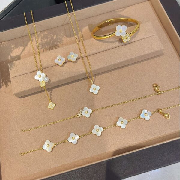 Wholesale Copper vintage four-leaf clover white shell tassel necklace, five-flower bracelet, earrings