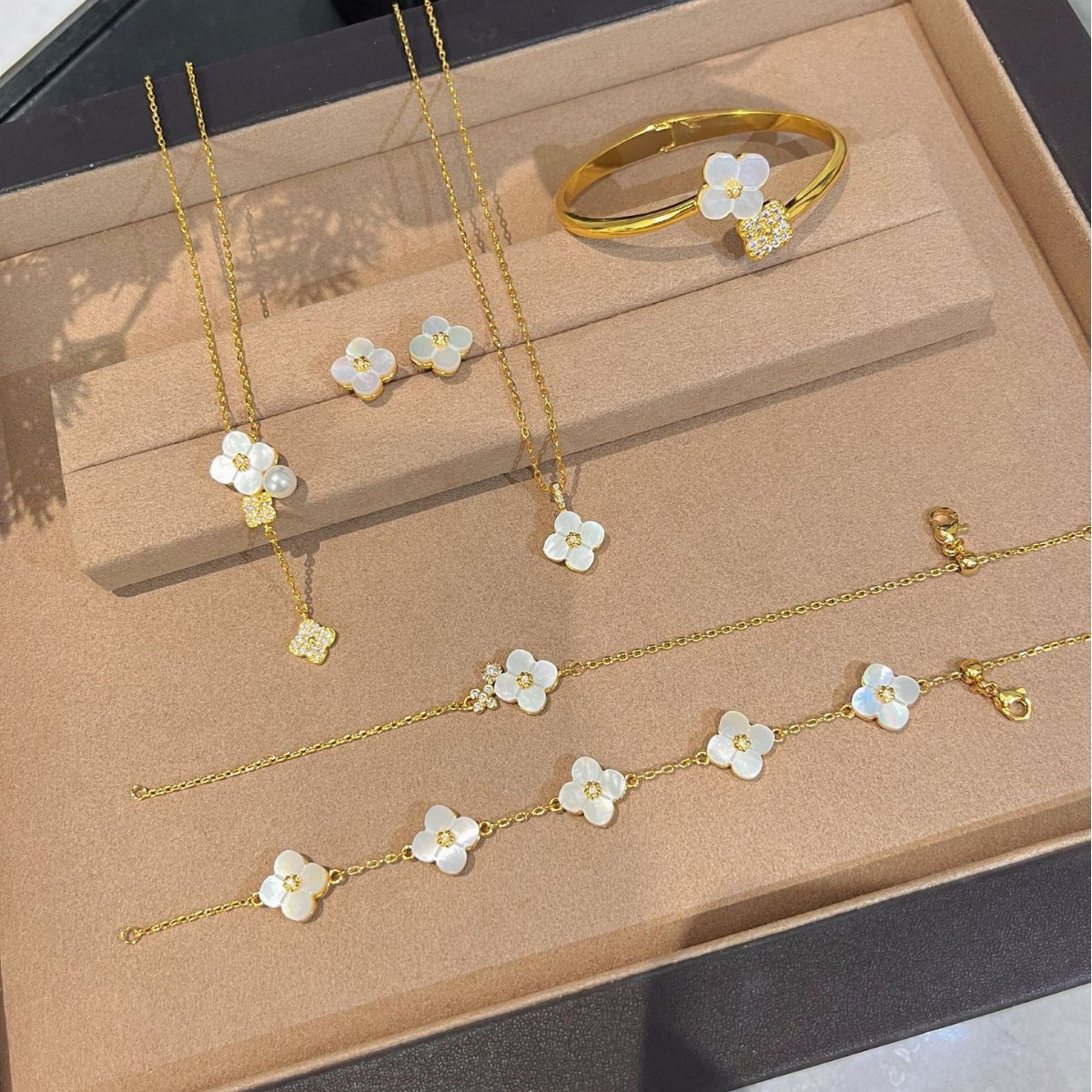 Wholesale Copper vintage four-leaf clover white shell tassel necklace, five-flower bracelet, earrings