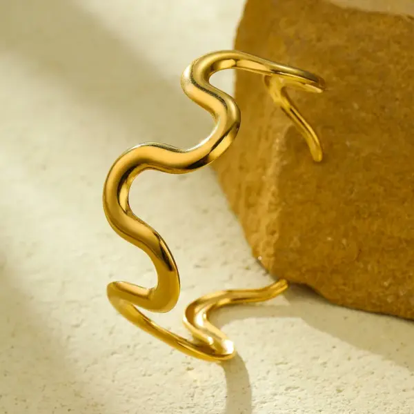 Wholesale PVD Coated Real Gold Plated 18K Gold Waves 304 Stainless Steel Retro Simple Style Waterproof Non Tarnish 304 Stainless Steel Necklace