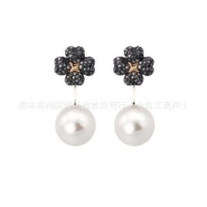 Four leaf clover pearl earrings