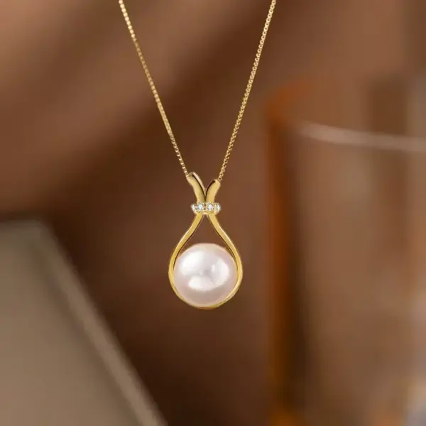 Wholesale Round Inlay Pendant Necklace For Women In Copper With 18K Real Gold Plated Water Plating And Artificial Rhinestones On Box Chain