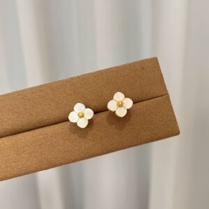 E389 gold four-leaf flower earrings