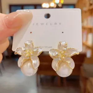 White Petal Pearl (14K Real Gold Plating)
