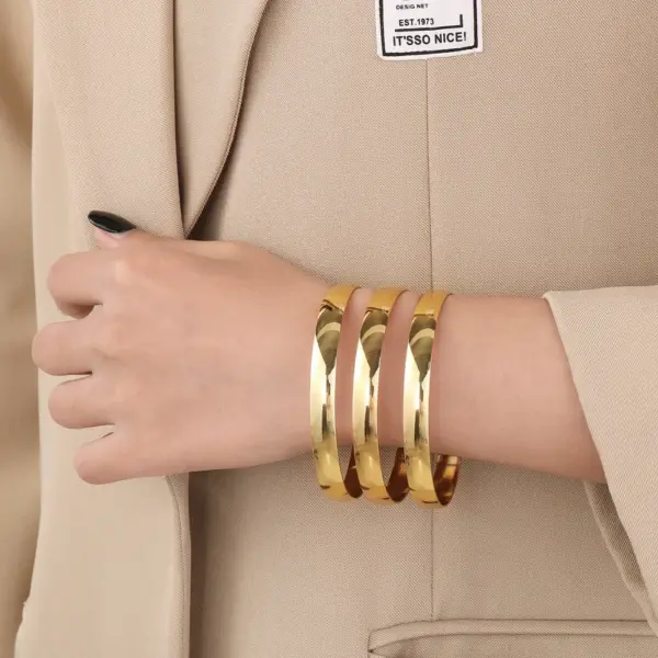 Wholesale PVD Coated 18K Gold Plated Round Stainless Steel Simple Style Waterproof Non Tarnish 304 Stainless Steel Bangle