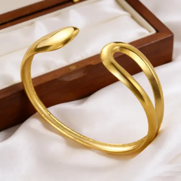 Wholesale Geometric Bangle For Women In Simple Style With Electroplated Gold Plating Process