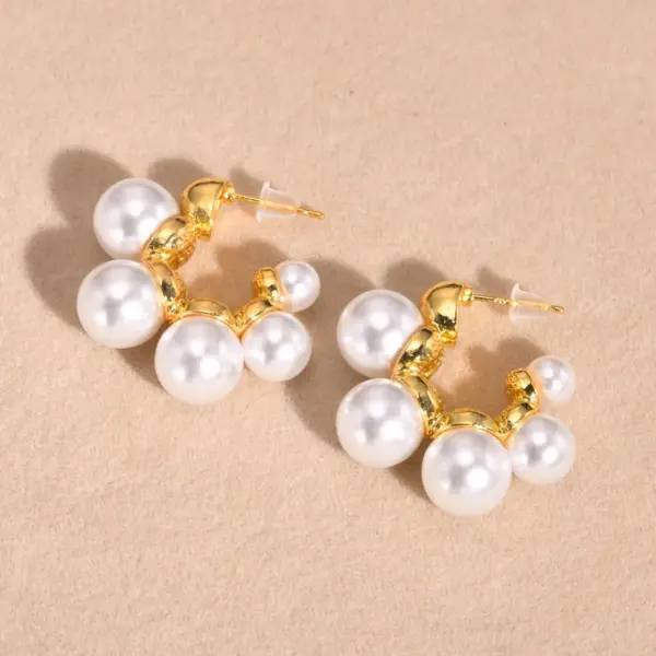 Wholesale 1 Pair Simple Style Classic Style Solid Color Plating Inlay Zinc Alloy Artificial Pearls 18K Gold Plated Ear Studs
