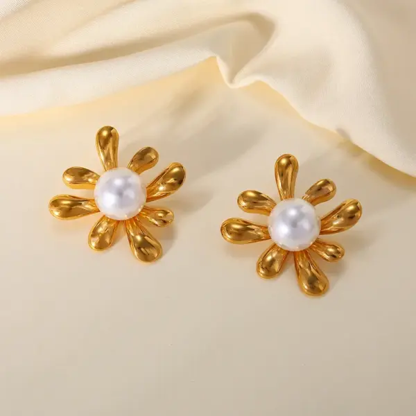 Wholesale PVD Coated Real Gold Plated 18K Gold Pearl Flower 304 Stainless Steel Casual Cute Lady Waterproof Non Tarnish Ear Studs