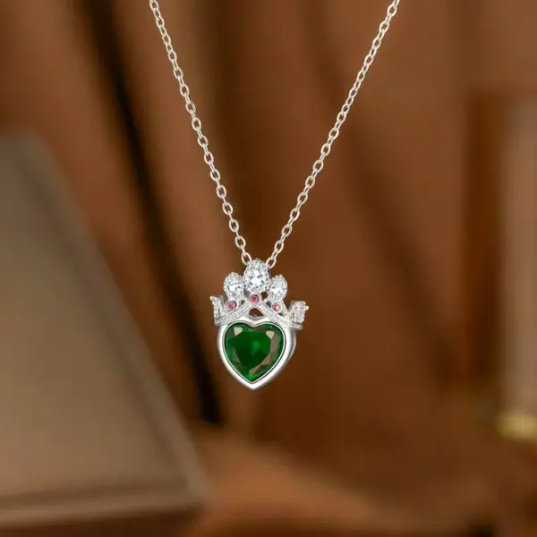 Wholesale Heart Shape Inlay Pendant Necklace For Women In 18K Gold Plated Copper With Rhinestones And Cable Chain