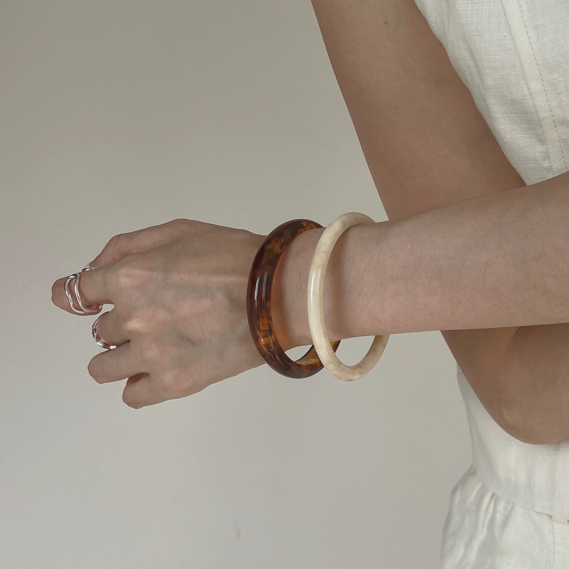 Wholesale Bracelet for Women ins Niche Design High-end Accessible Luxury Cold Style Retro Acetate Amber Pattern Acrylic Bracelet