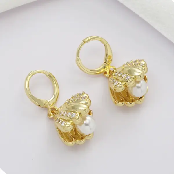 Wholesale Fashionable Shell Copper Micro-Paved Zirconia Simulated Pearl Ear Cuff Earrings Women's Versatile Ear Jewelry Daily Date Suitable