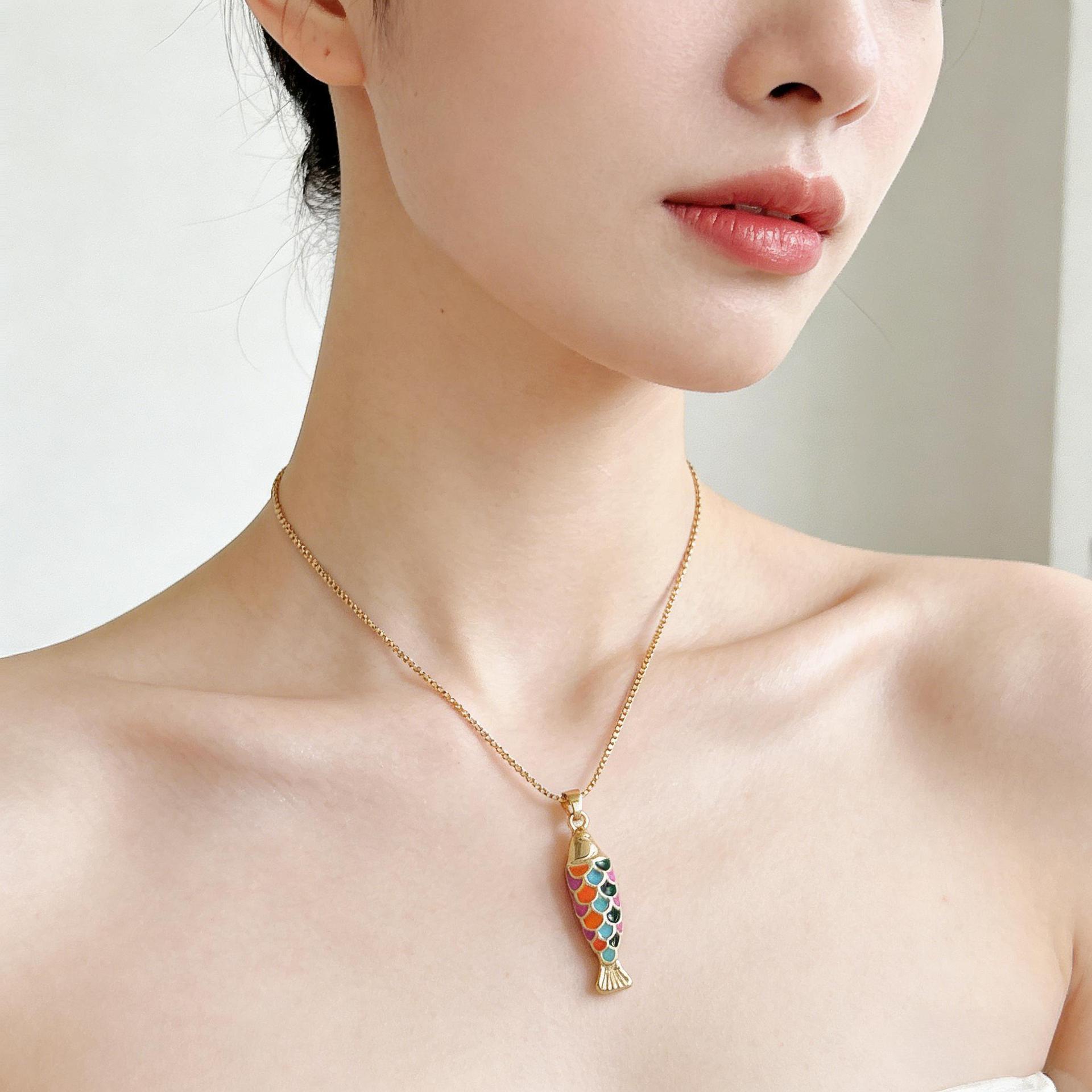 Wholesale Brass plated with real gold, vintage three-dimensional koi fish necklace pendant