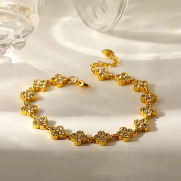 Wholesale Flowers Bracelet For Women In 304 Stainless Steel With 18K Real Gold Plated Coating 0.03µm Featuring Zircon And Handmade Chain