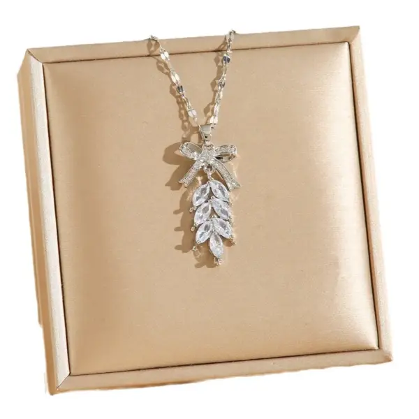 Wholesale Fashionable Titanium Steel Necklace With Embedded Diamonds Feathers Bohemian Style Simple Design For Women Jewelry Accessory