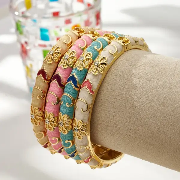 Wholesale Electroplated Flowers Bangle For Women In 304 Stainless Steel With 18K Real Gold Water Plating And Rhinestone Inlay
