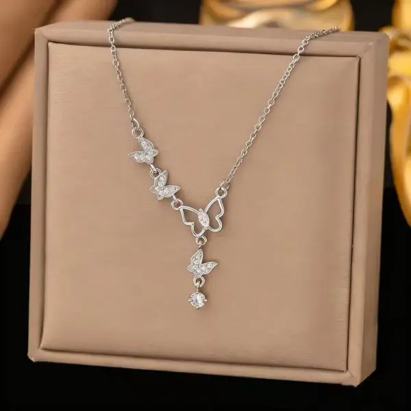 Wholesale Butterfly Inlay Pendant Necklace For Women In Copper With 18K Real Gold Plated Water Plating And Artificial Rhinestones On Cable Chain
