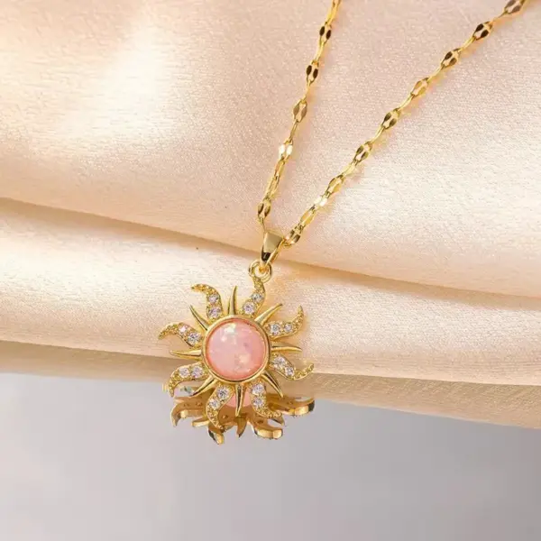 Wholesale Sun Pattern Inlay Pendant Necklace For Women With 18K Gold Plated Copper And Artificial Rhinestones, Lip Chain