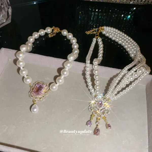 Wholesale Flowers Pendant Necklace For Women With Alloy Pendant Material Featuring Imitation Pearl And Rhinestones In White