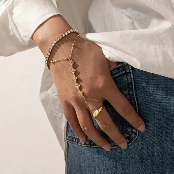 Wholesale Four Leaf Clover Electroplated Bracelet For Women In 304 Stainless Steel With 18K Real Gold PVD Coated And Zircon Inlay On Cable Chain