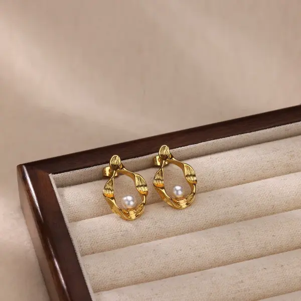 Wholesale Round Waterproof Non Tarnish Stud Earrings For Women In Copper With 18K Real Gold Plated PVD Coating And Artificial Pearl Inlay