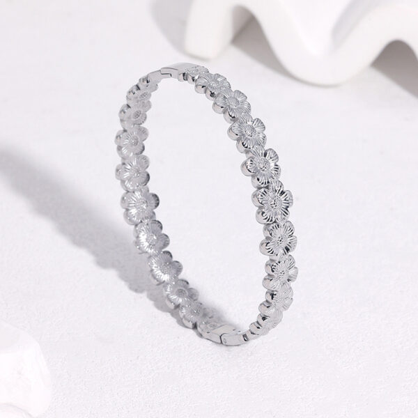 Wholesale Stainless steel buckle bracelet, gold-plated waterproof flower titanium steel bracelet