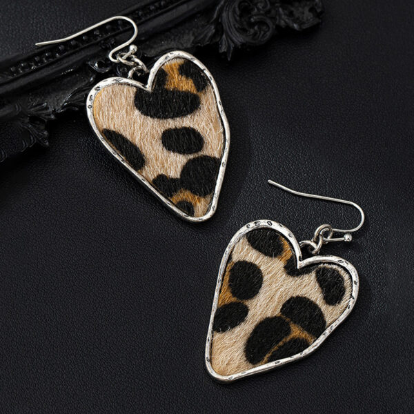 Wholesale Fashion leopard silver love eardrop temperament three-dimensional trend girl style niche high-end earrings 4374