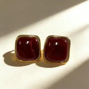 Red / Average Size / Square