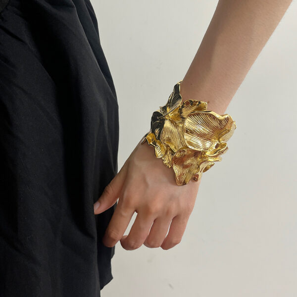 Wholesale ZA Fashion Light Luxury Style Vintage Golden Mosaic Flower Bracelet Exaggerated Opening Design Alloy Flower Jewelry