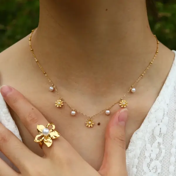 Wholesale PVD Coated 18K Gold Real Gold Plated Daisy 304 Stainless Steel French Style Commute IG Style Waterproof Non Tarnish 304 Stainless Steel Pendant Necklace