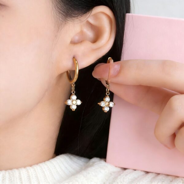 Wholesale Titanium steel four-leaf clover necklace, fresh clavicle chain, earrings and bracelet set