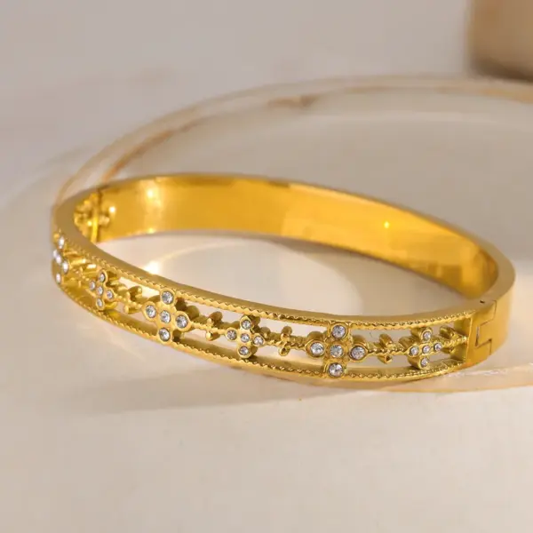 Wholesale Vacuum Electroplating (In Furnace) Plated 18K Real Gold 304 Stainless Steel Zircon V-shaped Cross Flower Electroplating Inlaid Bracelet For Women