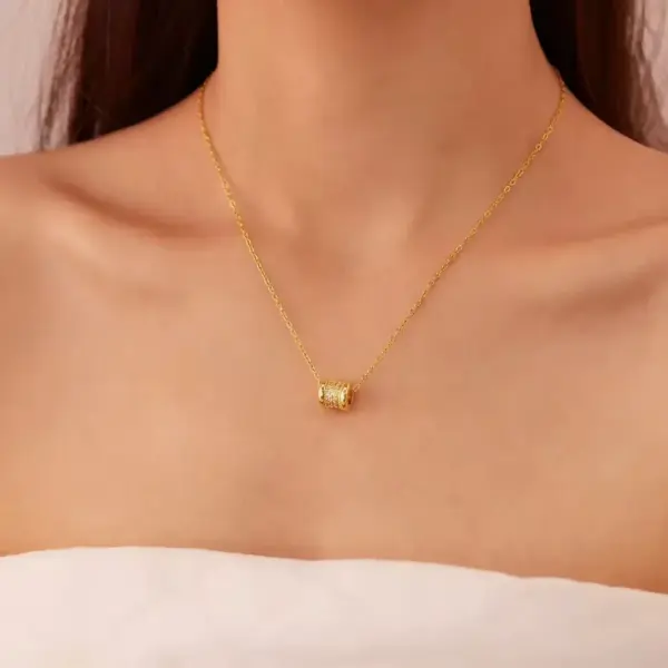 Wholesale Geometric Inlay Pendant Necklace For Women In Copper With 18K Real Gold Plated Water Plating And Artificial Rhinestones On Cable Chain