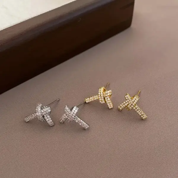 Wholesale Heart Shape Stud Earrings For Women In Gold Featuring Copper Ear Pins And Zircon Inlay