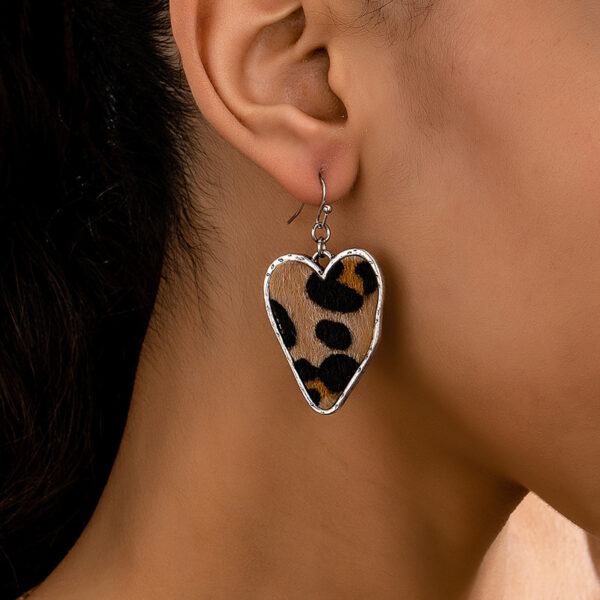 Wholesale Fashion leopard silver love eardrop temperament three-dimensional trend girl style niche high-end earrings 4374
