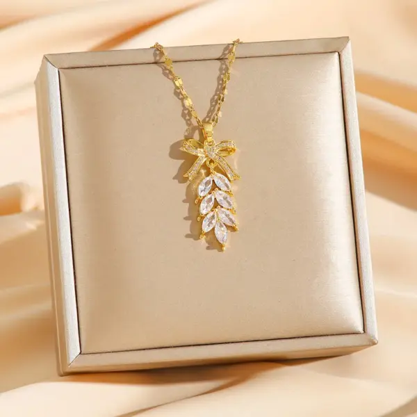 Wholesale Fashionable Titanium Steel Necklace With Embedded Diamonds Feathers Bohemian Style Simple Design For Women Jewelry Accessory