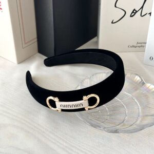 White horseshoe buckle velvet headband