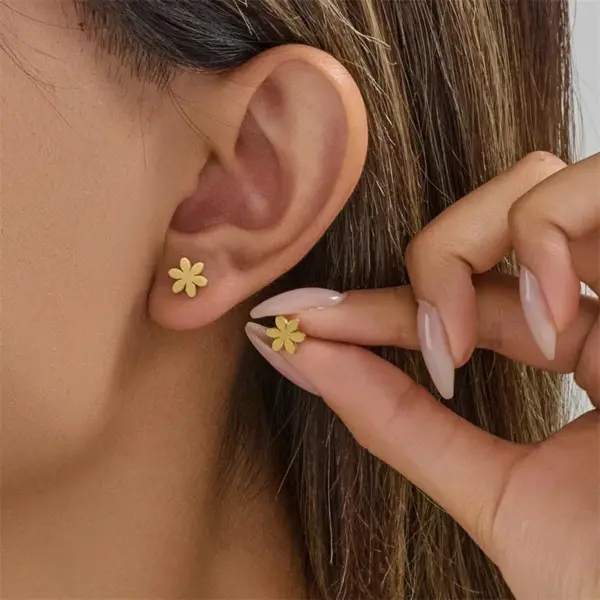Wholesale Girls' Daily Mini Earrings Fashion 304 Stainless Steel 18K Gold Plated Vacuum Electroplating Cut Flower Leaf Simple Style Earrings