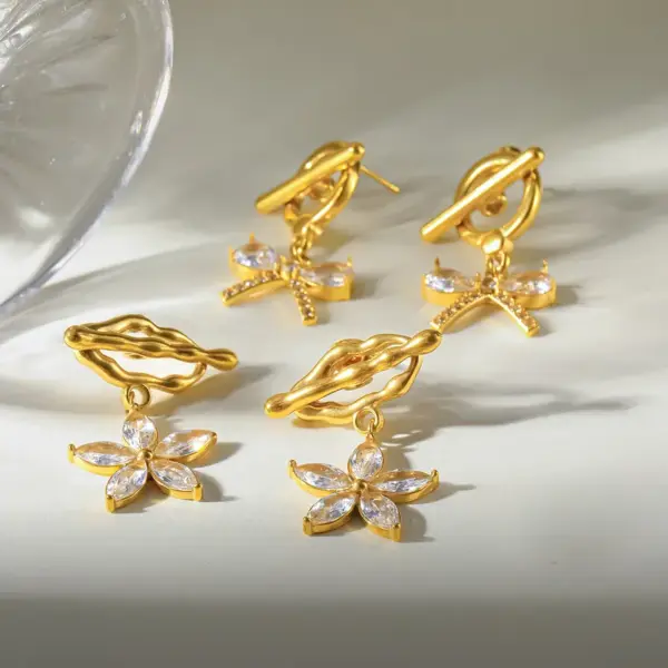 Wholesale Flowers Claw Setting Stud Earrings For Women In 304 Stainless Steel With 18K Real Gold PVD Coated And Zircon Inlay