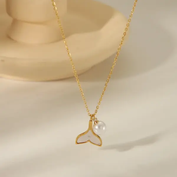 Wholesale 304 Stainless Steel Copper 18K Gold Plated Beach Simple Style Inlay Starfish Shell Fish Tail Artificial Pearls Zircon Pendant Necklace