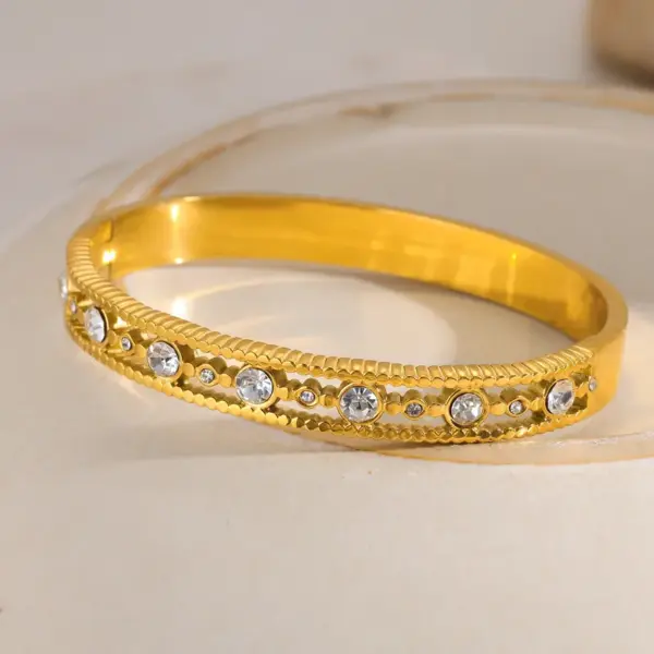 Wholesale Vacuum Electroplating (In Furnace) Plated 18K Real Gold 304 Stainless Steel Zircon V-shaped Cross Flower Electroplating Inlaid Bracelet For Women